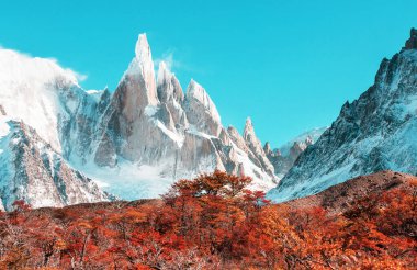 Arjantin 'in Patagonya dağlarındaki meşhur Cerro Torre zirvesi. Güney Amerika 'daki güzel dağ manzaraları. Sonbahar mevsimi.