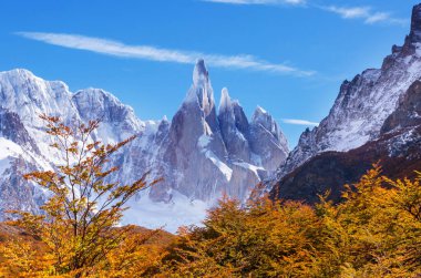 Arjantin 'in Patagonya dağlarındaki meşhur Cerro Torre zirvesi. Güney Amerika 'daki güzel dağ manzaraları. Sonbahar mevsimi.