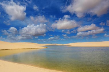 Brezilya 'daki Lencois Maranhenses Ulusal Parkı' ndaki gölcükler. Alışılmadık doğal manzaralar.