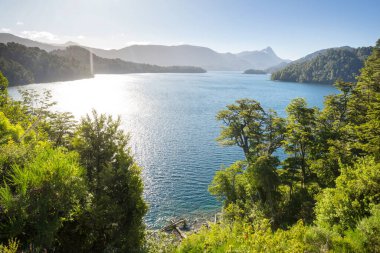 Patagonya 'daki güzel dağ manzaraları. Güney Amerika, Arjantin 'de dağlar gölü.