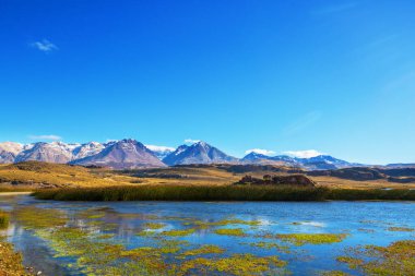 Patagonya 'daki güzel dağ manzaraları. Güney Amerika, Arjantin 'de dağlar gölü.