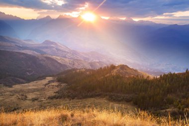 Dağlarda manzaralı günbatımı. Güzel doğal arka plan. Peru 'daki Cordillera Dağları.