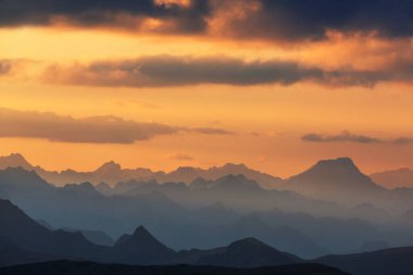 Güney Amerika, Peru 'da gün doğumunda dağ silueti