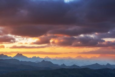 Güney Amerika, Peru 'da gün doğumunda dağ silueti