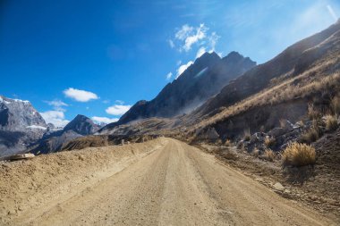 Peru 'daki Cordillera dağlarındaki manzara yolu. Seyahat arkaplanı.