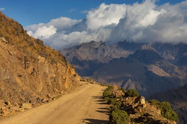 Peru 'daki Cordillera dağlarındaki manzara yolu. Seyahat arkaplanı.