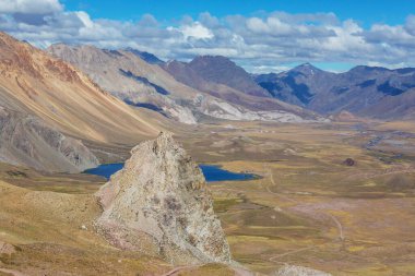 Valle Hermosa 'daki inanılmaz dağ manzaraları, Arjantin, Güney Amerika