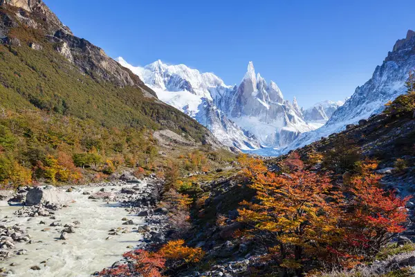 Arjantin 'in Patagonya dağlarındaki meşhur Cerro Torre zirvesi. Güney Amerika 'daki güzel dağ manzaraları. Sonbahar mevsimi.