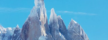 Arjantin 'in Patagonya dağlarındaki meşhur Cerro Torre zirvesi. Güney Amerika 'daki güzel dağ manzaraları. Sonbahar mevsimi.