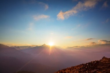 İlham verici bir sahne. Dağlarda gün doğumu, güzel doğal arka plan.
