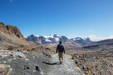 Cordillera dağlarında yürüyüş sahnesi, Peru