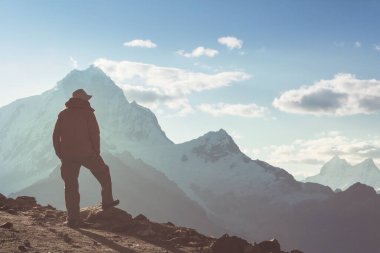 Cordillera dağlarında yürüyüş sahnesi, Peru