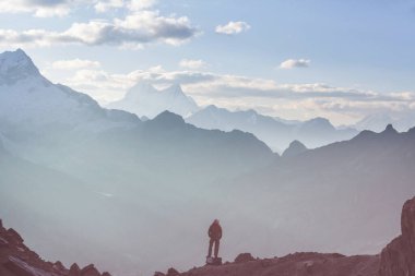 Cordillera dağlarında yürüyüş sahnesi, Peru