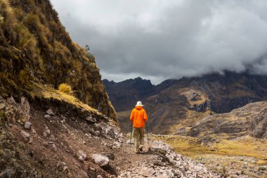 Cordillera dağlarında yürüyüş sahnesi, Peru