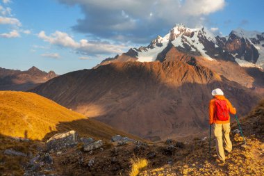 Cordillera dağlarında yürüyüş sahnesi, Peru