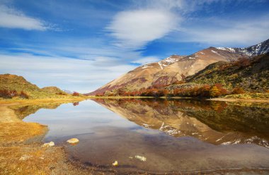 Güz mevsiminde güzel göl