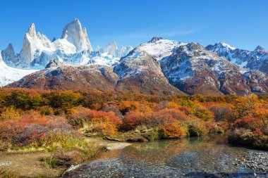 Ünlü Cerro Fitz Roy ve Cerro Torre. Patagonya, Arjantin 'in en güzel ve vurgulanması en zor zirvelerinden biri. Sonbahar mevsimi.