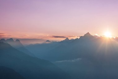 İlham verici bir sahne. Dağlarda gün doğumu, güzel doğal arka plan.
