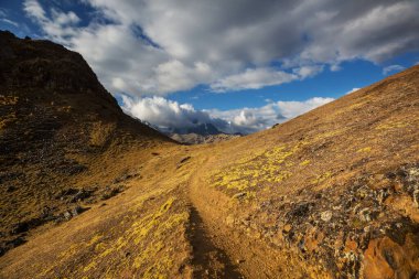 Peru 'daki Cordillera dağlarındaki manzara yolu. Seyahat arkaplanı.