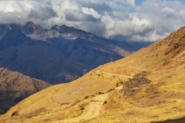 Peru 'daki Cordillera dağlarındaki manzara yolu. Seyahat arkaplanı.