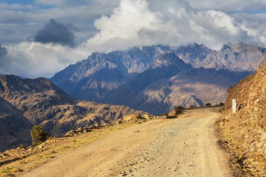 Peru 'daki Cordillera dağlarındaki manzara yolu. Seyahat arkaplanı.