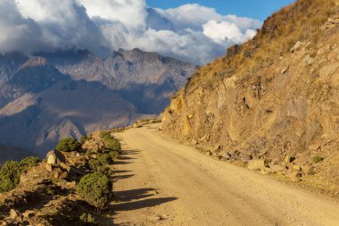 Peru 'daki Cordillera dağlarındaki manzara yolu. Seyahat arkaplanı.