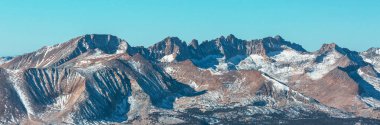 Kaliforniya, ABD 'deki Sierra Nevada dağları. Kış başları.