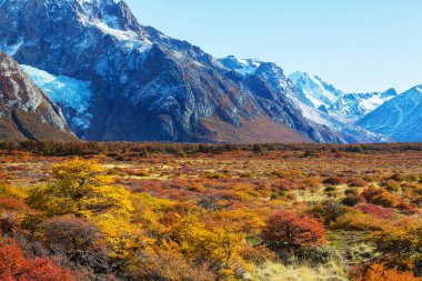 Dağlarda renkli sonbahar mevsimi