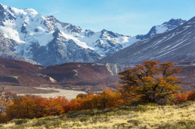Dağlarda renkli sonbahar mevsimi