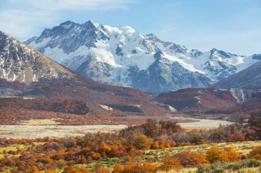 Dağlarda renkli sonbahar mevsimi
