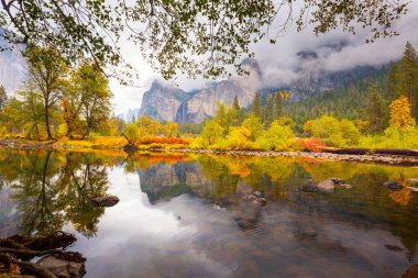 Yosemite Ulusal Parkı, Kaliforniya, ABD 'de güzel bir sonbahar sezonu