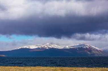 Güz mevsiminde güzel göl