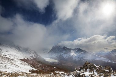Ünlü Cerro Fitz Roy ve Cerro Torre. Patagonya, Arjantin 'in en güzel ve vurgulanması en zor zirvelerinden biri.