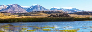 Patagonya 'daki güzel dağ manzaraları. Güney Amerika, Arjantin 'de dağlar gölü.