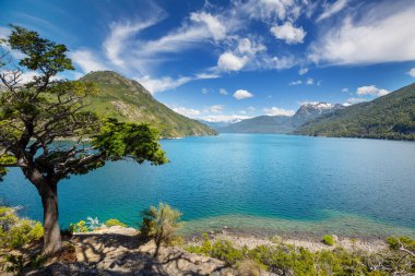 Patagonya 'daki güzel dağ manzaraları. Güney Amerika, Arjantin 'de dağlar gölü.