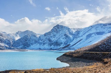 Kış erken dağlarında güzel bir doğa manzarası. Sierra Nevada manzaraları. ABD, Kaliforniya. Seyahat ve kış tatili geçmişi.