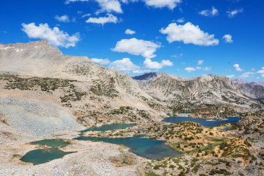 Kış erken dağlarında güzel bir doğa manzarası. Sierra Nevada manzaraları. ABD, Kaliforniya. Seyahat ve kış tatili geçmişi.