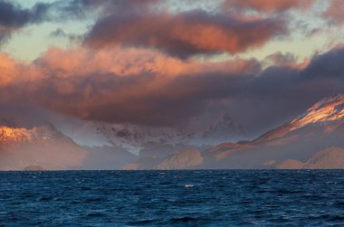 Gün batımında gölde gün batımı sahnesi. Güzel doğa manzaraları