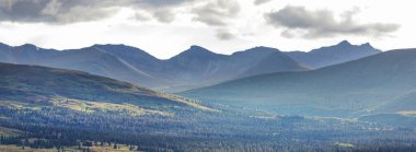 Yazın Alaska 'nın Picturesque Dağları. Kar, kütleleri, buzulları ve kayalık tepeleri kapladı. Güzel doğal arkaplan.