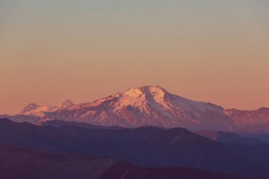 İlham verici bir sahne. Dağlarda gün doğumu, güzel doğal arka plan.