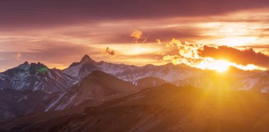 Dağlarda manzaralı günbatımı. Güzel doğal arka plan. Peru 'daki Cordillera Dağları.