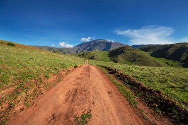 Dağlarda manzaralı bir yol. Seyahat arkaplanı.