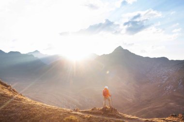 Cordillera dağlarında yürüyüş sahnesi, Peru