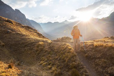 Cordillera dağlarında yürüyüş sahnesi, Peru