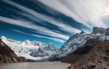 Arjantin 'in Patagonya dağlarındaki meşhur Cerro Torre zirvesi. Güney Amerika 'daki güzel dağ manzaraları. Sonbahar mevsimi.