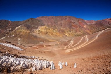 Arjantin, Agua Negra Geçidi 'nde alışılmadık kar oluşumu kalgasporları.