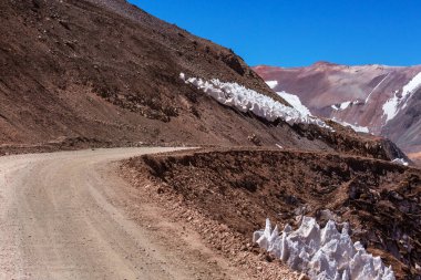 Arjantin, Agua Negra Geçidi 'nde alışılmadık kar oluşumu kalgasporları.