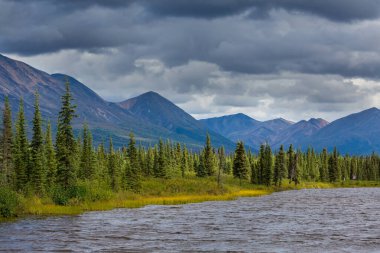 Yazın Alaska 'nın Picturesque Dağları. Kar, kütleleri, buzulları ve kayalık tepeleri kapladı. Güzel doğal arkaplan.