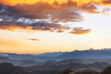 Dağlarda manzaralı günbatımı. Güzel doğal arka plan. Peru 'daki Cordillera Dağları.