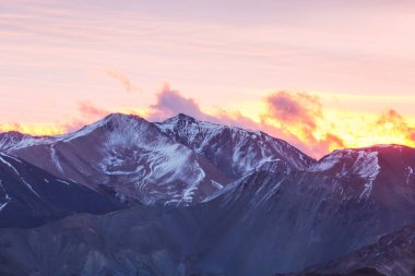 Dağlarda manzaralı günbatımı. Güzel doğal arka plan. Peru 'daki Cordillera Dağları.